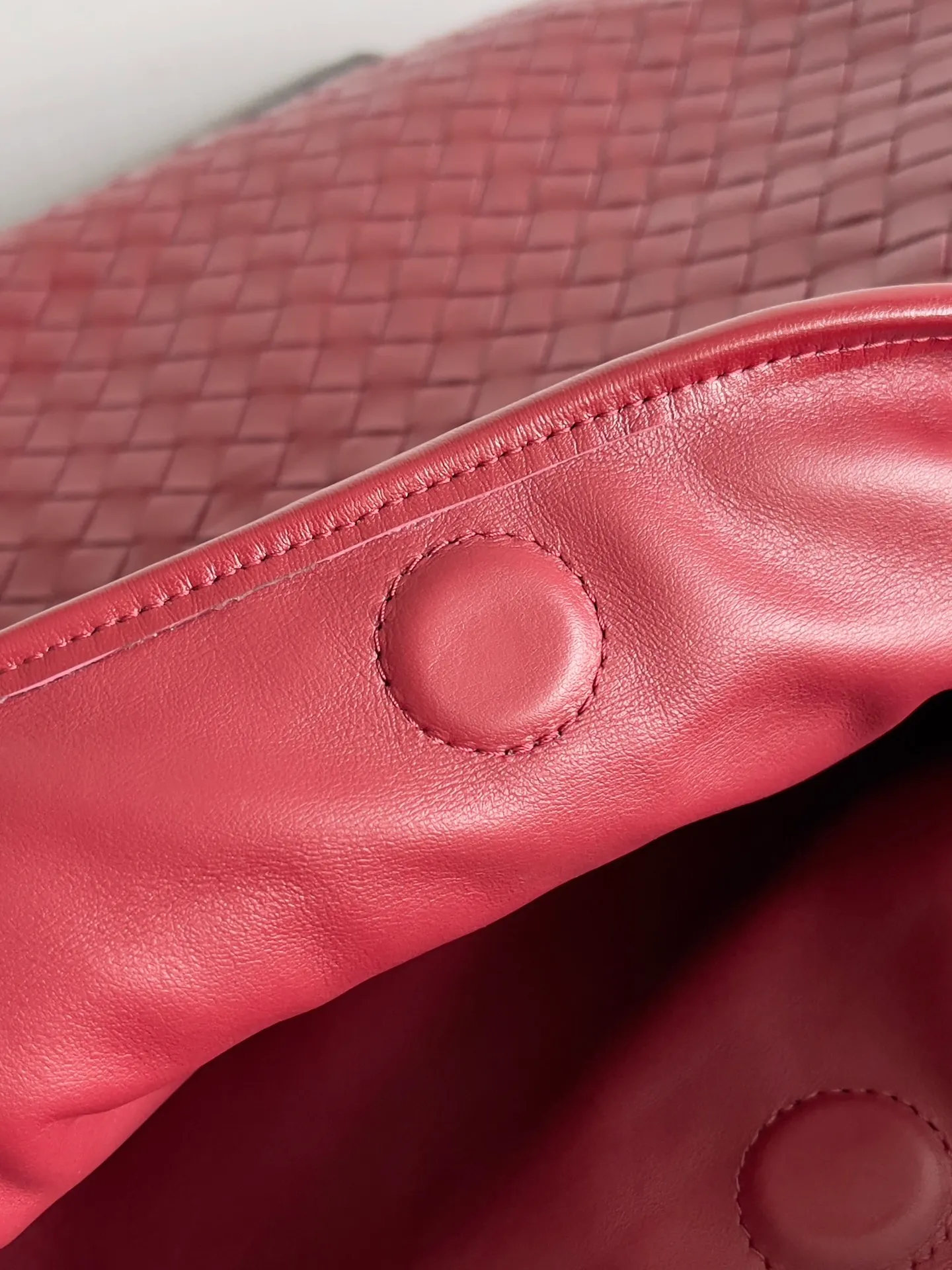 Batch 2160 Recently, I seem to be obsessed with this bag from BV~ The new Hop is really not too beautiful. The whole bag has no seams. The bag body and handles are made of one piece of leather. It embodies the style and essence of Bottega Veneta. It truly represents craftsmanship and creativity. The large size has a very loose and lazy upper body. Big bag lovers will definitely not regret buying it. Style number: 763970 Size: 53*24*13